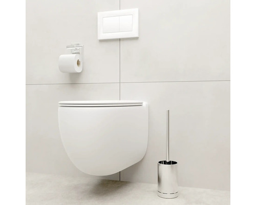 Vägghängd toalett med manöverpanel, toalettpappershållare och toalettborste i ett ljust badrum.