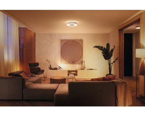 Vardagsrum med modulsoffa, fåtölj och rund taklampa