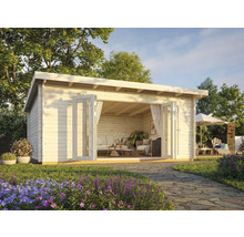 Trädgårdshus i trä med öppna dubbeldörrar och ljus inredning