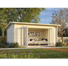 Trädgårdshus i trä med öppet fönster och inredning i trädgården