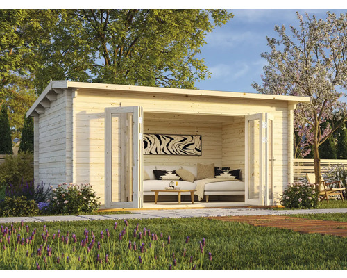 Trädgårdshus i trä med öppet fönster och inredning i trädgården