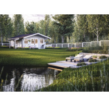 Trädgård med trädgårdshus, solstolar och damm