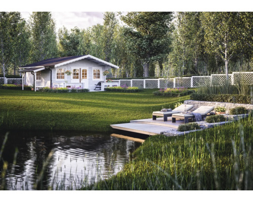 Trädgård med trädgårdshus, solstolar och damm