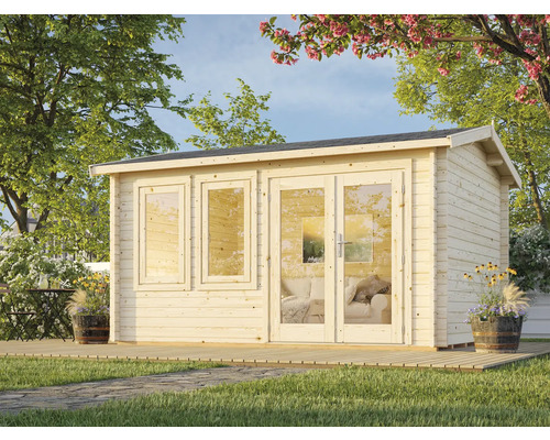 Trädgårdshus med fönster och dubbeldörr på en terrass