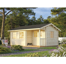 Trädgårdshus i trä med fönster och veranda i trädgården