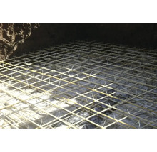 Armeringsnät i en byggrop för betongförstärkning