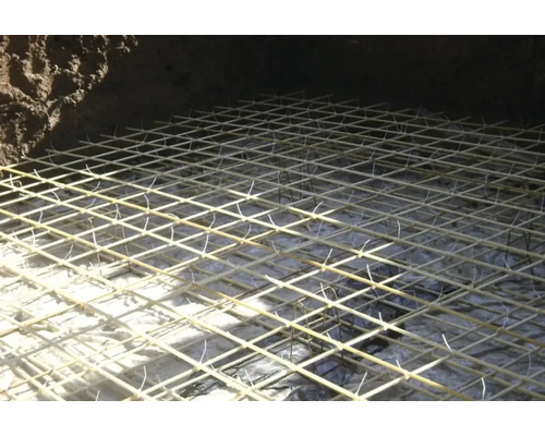 Armeringsnät i en byggrop för betongförstärkning