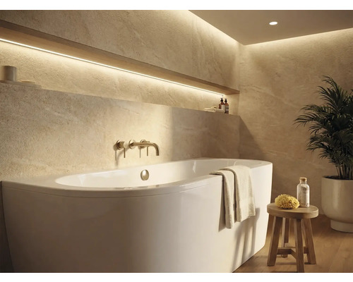 Ljust badrum med badkar, armatur och hylla med dekoration