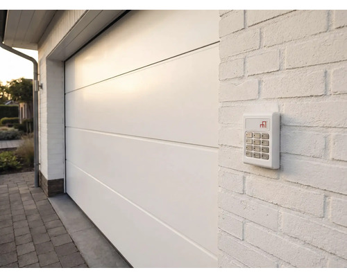 Garage med garageport och numerisk knappsats