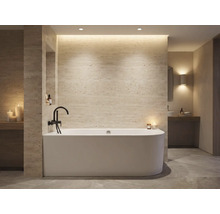 Badrum med badkar, armatur, hyllor och belysning