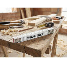 Arbetsbänk med hammare, stämjärn, tumstock av märket Rautner, blyertspenna, träull, såg och måttband