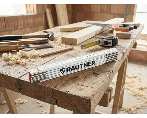 Arbetsbänk med hammare, stämjärn, tumstock av märket Rautner, blyertspenna, träull, såg och måttband