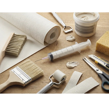 Verktyg och material för tapetsering på ett bord