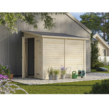 Trädgårdshus i trä med öppen dörr, vattenkanna, slangvagn och robotgräsklippare i trädgården