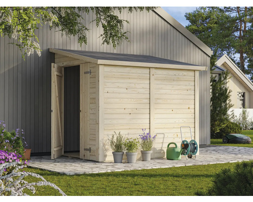 Trädgårdshus i trä med öppen dörr, vattenkanna, slangvagn och robotgräsklippare i trädgården