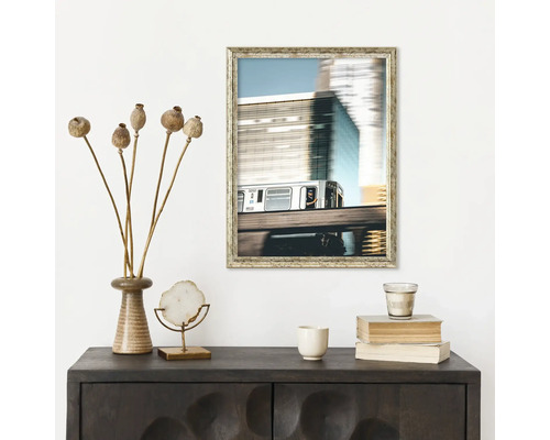 Dekorativt stilleben med byrå, bild, vas och tillbehör