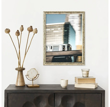 Dekorativt stilleben med skåp, bild, vas och tillbehör