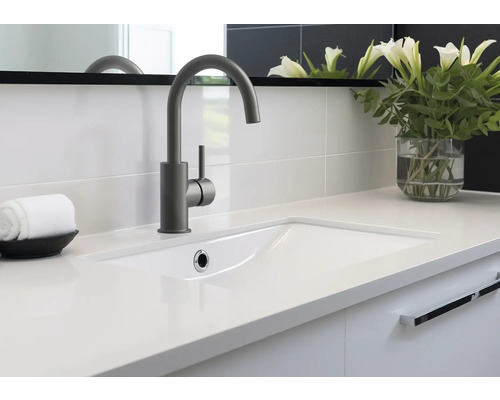 Badrum handfat med kran, handduk och blomvas