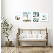 Vardagsrum med dekorativt fotogalleri med kusttema ovanför en träbänk