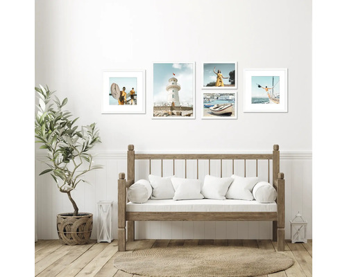 Vardagsrum med dekorativt fotogalleri med kusttema ovanför en träbänk