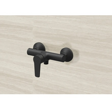 Svart utanpåliggande duschblandare på väggen