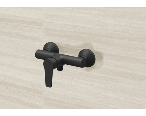 Svart utanpåliggande duschblandare på väggen