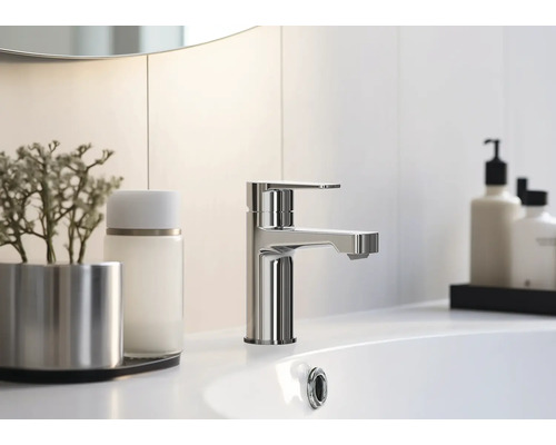 Modernt badrum med handfat och metallblandare.