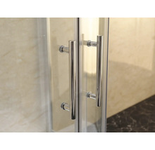 Detaljvy av dörrhandtagen på en duschkabin