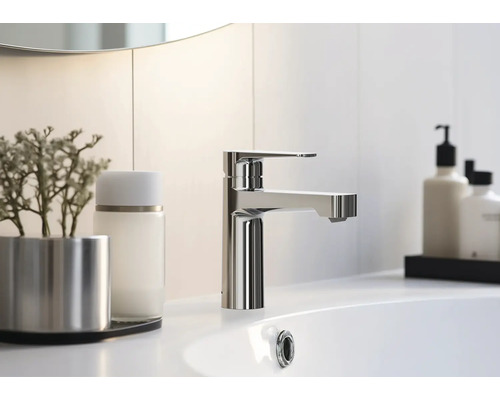 Tvättställsblandare i metall på ett tvättställ i badrummet