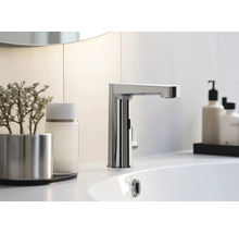 En kran med sensor på ett tvättställ.