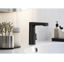 Svart tvättställsblandare på ett tvättställ