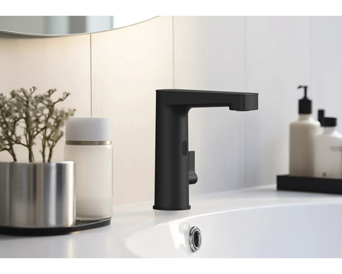 Svart tvättställsblandare på ett tvättställ