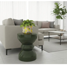 Dekorativt vardagsrum med växt i dekorativ kruka på sidobord