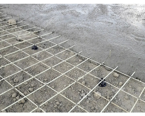 Betonggolv med armeringsnät och distans