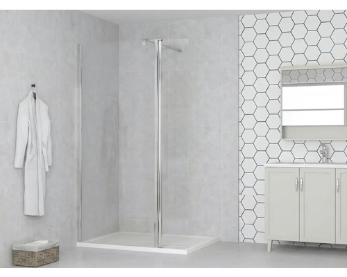 Badrum med duschvägg, underskåp för tvättställ och handduk