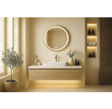 Modernt badrum med tvättställ, rund spegel och dekorativa element för en stilfull atmosfär