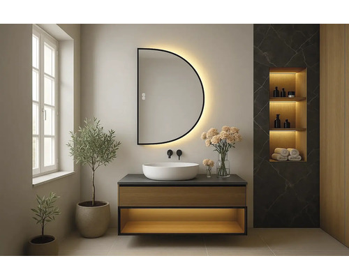 Modernt badrum med spegel, tvättställsskåp och växter