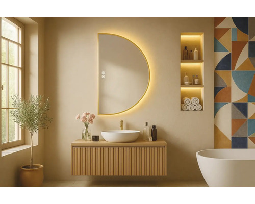 Ljust badrum med halv spegel, tvättställsskåp i trä och badkar