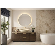 Ljust badrum med tvättställsskåp, spegel med belysning och badkar