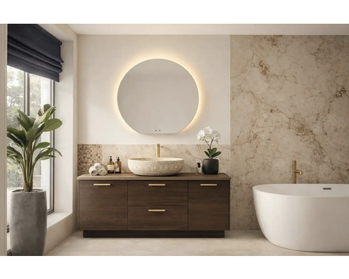 Ljust badrum med tvättställsskåp, spegel med belysning och badkar