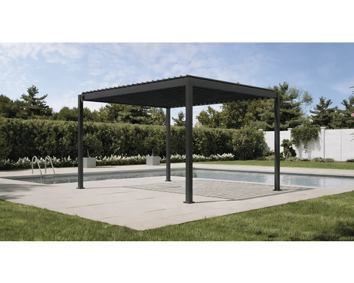 Fyrkantig pergola på en terrass intill en pool