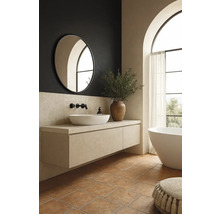 Ljust badrum med handfat, spegel och badkar.