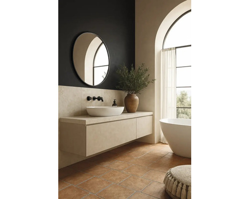 Ljust badrum med handfat, spegel och badkar.