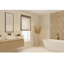 Badrum med tvättställ, spegel, badkar och dekorativa element för en ljus och vänlig atmosfär.