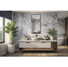 Badrum med handfat, spegel, växter och badkar.