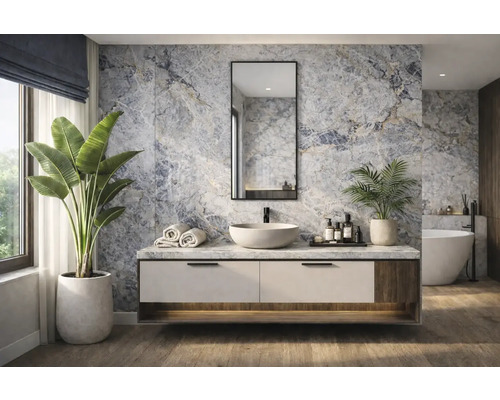 Badrum med handfat, spegel, växter och badkar.