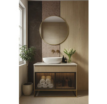 Modernt badrum med tvättställ, spegel och dekorativa element för en stilfull atmosfär.