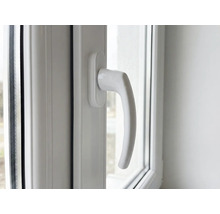 Närbild av ett plastfönster med fönsterhandtag