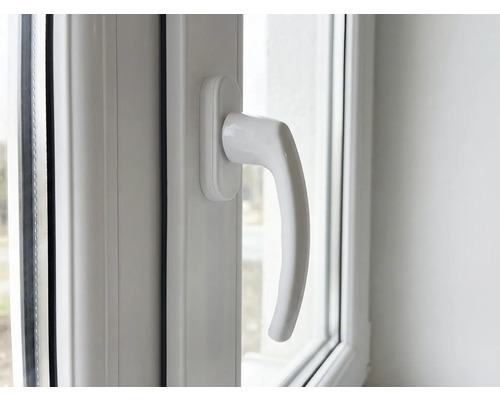 Närbild av ett plastfönster med fönsterhandtag