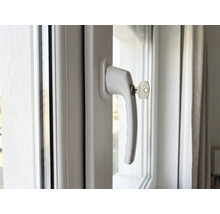 Fönster med fönsterhandtag och nyckel för fönstersäkerhet